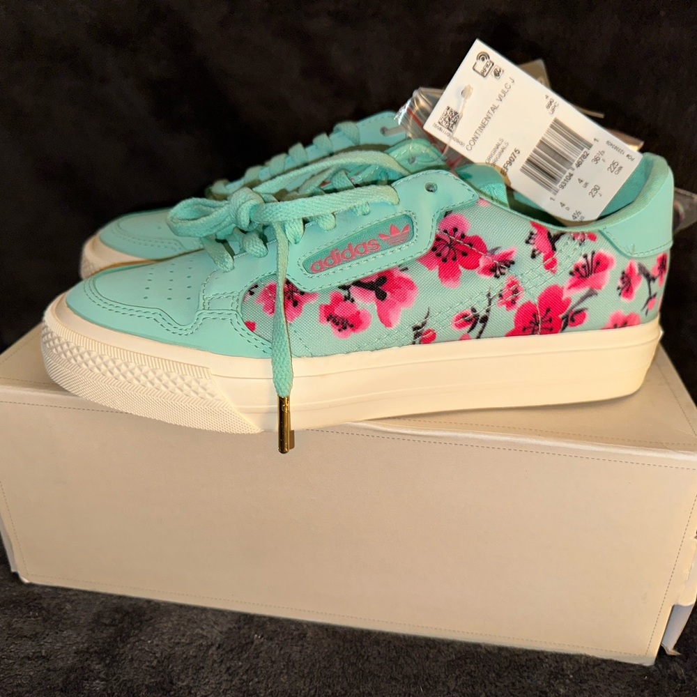 Girls Adidas Arizona Size 4.5 New in box